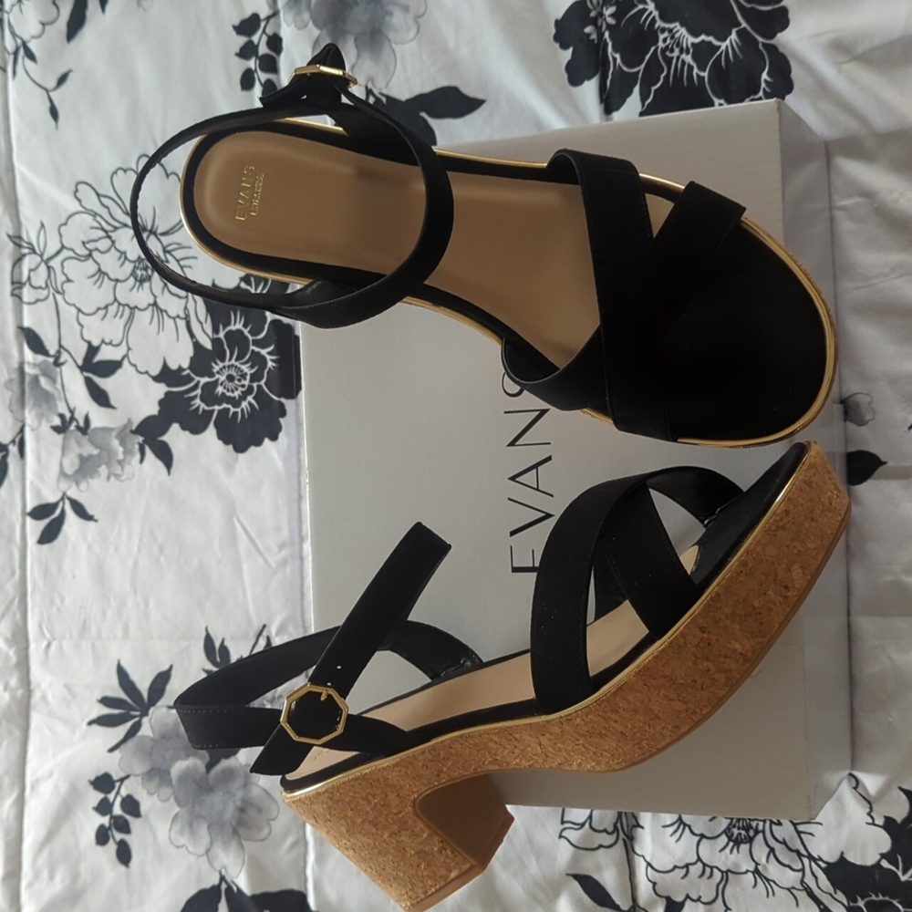 Evans Brand 12 Wide platform sole and heel sandal.
